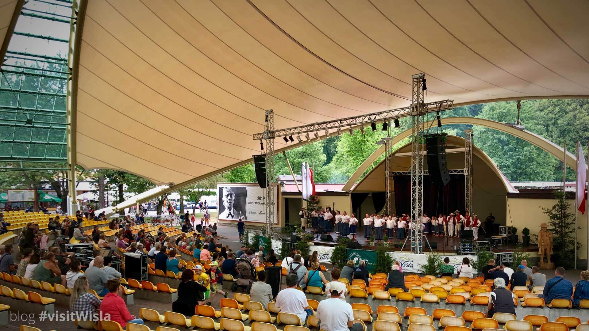 To, tutaj w Amfiteatrze im. Stanisława Hadyny w centrum Wisły zobaczymy najważniejsze koncerty 56. Tygodnia Kultury Beskidzkiej. 